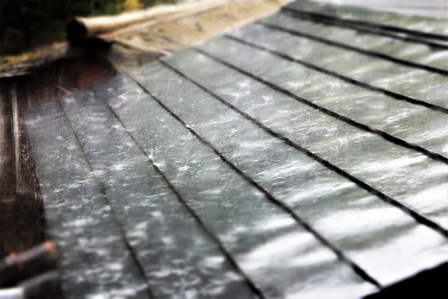 写真：雨ふっている時の屋根