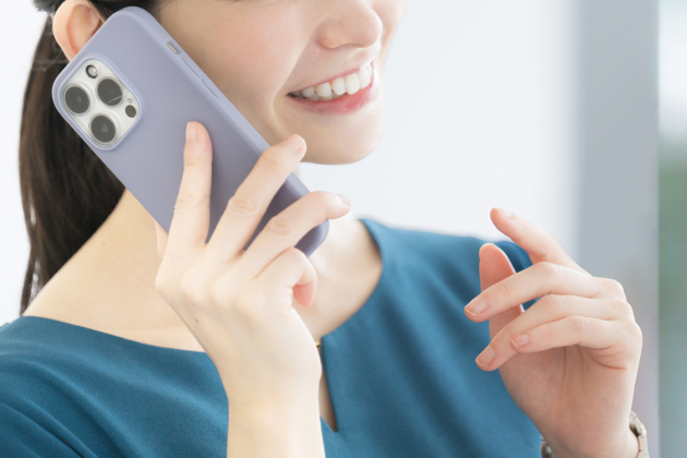電話をしている女性