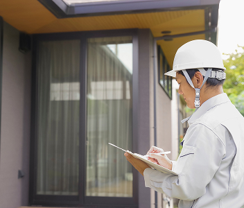 写真:外壁診断士がチェックしているイメージ写真