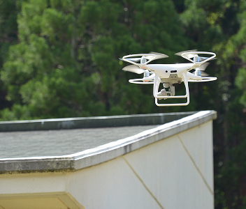 写真:ドローンで調査しているイメージ