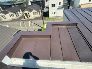 令和５年に外壁・屋根塗装でお世話になりました　その際の丁寧な対応に大変満足しました　今回の雨漏り発生の際も迷わずニシムラ塗装さんにお願いしました　苫小牧市ウトナイ北　Ｍ様邸